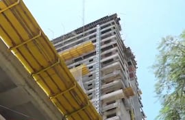 Edificio desde donde cayó el obrero en el barrio Villa Morra de Asunción. Captura de pantalla de la transmisión en vivo de NPY.