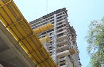 Edificio desde donde cayó el obrero en el barrio Villa Morra de Asunción. Captura de pantalla de la transmisión en vivo de NPY.