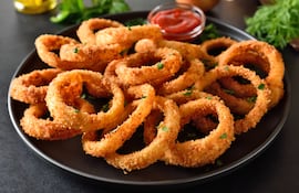 Aros de cebolla crujientes.