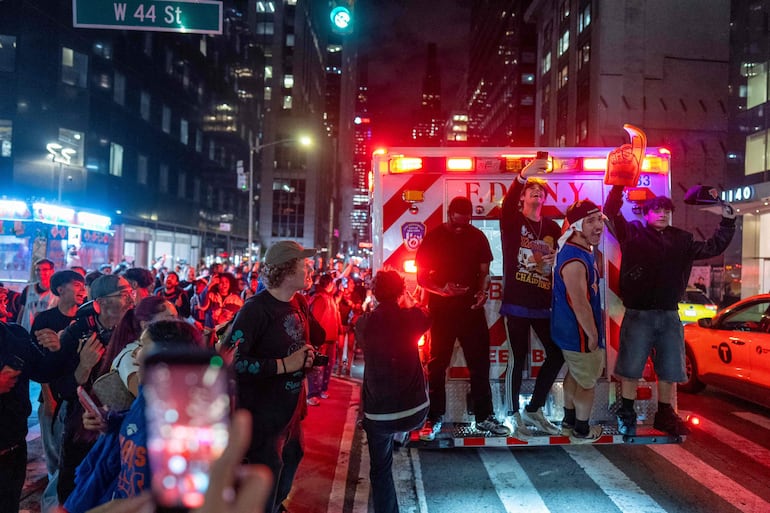 Celebración a lo grande de los aficionados de los Knicks en las calles de Nueva York