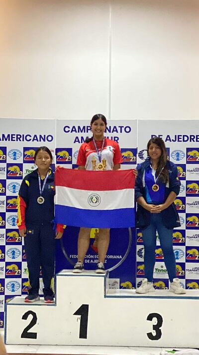 La WCM paraguaya Paula Oviedo (17 años) en la cima del podio.