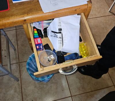 En una de las gavetas del escritorio estaba guardada la suma de G. 3 millones, que los ladrones también se llevaron.