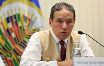 El jefe de la misión de observación electoral en Perú de la Organización de Estados Americanos (OEA), Víctor Rico, habla durante la presentación de un informe preliminar de observación de la segunda vuelta de las elecciones presidenciales en Perú.