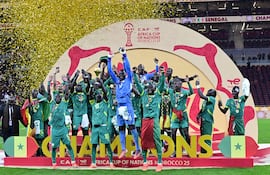 RABAT (Morocco), 18/01/2026.- Sadio Mane (C-L) and players of Senegal celebrate with the trophy after winning the CAF Africa Cup of Nations 2025 final match between Senegal and Morocco in Rabat, Morocco, 18 January 2026. (Marruecos) EFE/EPA/JALAL MORCHIDI