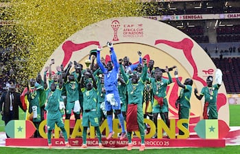 RABAT (Morocco), 18/01/2026.- Sadio Mane (C-L) and players of Senegal celebrate with the trophy after winning the CAF Africa Cup of Nations 2025 final match between Senegal and Morocco in Rabat, Morocco, 18 January 2026. (Marruecos) EFE/EPA/JALAL MORCHIDI