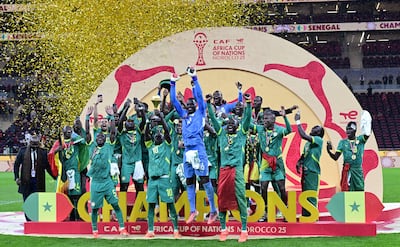RABAT (Morocco), 18/01/2026.- Sadio Mane (C-L) and players of Senegal celebrate with the trophy after winning the CAF Africa Cup of Nations 2025 final match between Senegal and Morocco in Rabat, Morocco, 18 January 2026. (Marruecos) EFE/EPA/JALAL MORCHIDI