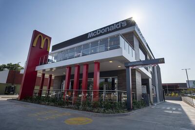 En McDonald’s de la Avda. Eusebio Ayala casi Cedro se entregaron 2.000 juguetes de Cajita Feliz al Banco de Juguetes, por el Día del Niño.