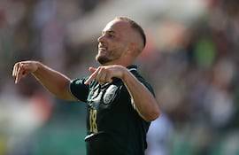El paraguayo Juan Godoy, futbolista de la selección de Bolivia, celebra un gol en un partido amistoso frente a Trinidad y Tobago en el estadio Ramón Aguilera, en Santa Cruz, Bolivia.