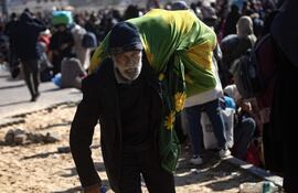 Palestinos desplazados desde Khan Yunis hacia Rafah en el sur de Gaza, enero de 2024 (EFE)
