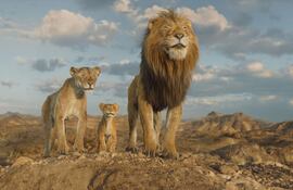 Afia (i), con la voz de Anika Noni Rose, Mufasa (c), con la voz de Braelyn Rankins, y Masego, con la voz de Keith David durante una escena de la película animada 'Mufasa: The Lion King'.