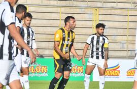 El experimentado delantero de Guaraní de Fram, Antonio "Demonio" Bareiro celebra uno de los dos tantos que marcó ayer en la goleada sobre el Deportivo Santaní. (Foto: @IntermediaAPF)