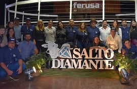 En la foto aparecen el fallecido diputado colorado Eulalio "Lalo" Gomes (c), junto con su esposa Joana Rodrigues Gomes, y uno de sus hijos.