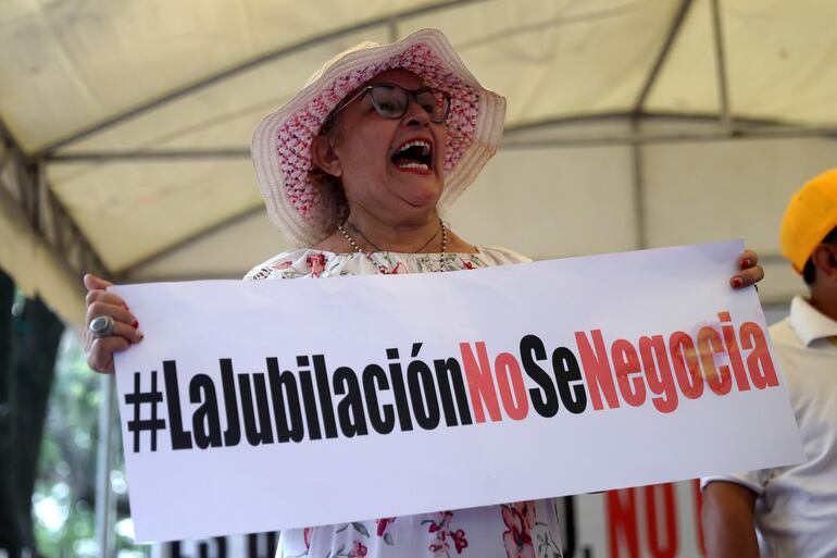 #Lajubilaciónnosenegocia dice el cartel que sostiene esta docente. 