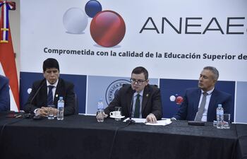 De izquierda a derecha: Hermenegildo Cohene, vicepresidente del Cones, José Duarte, presidente de la Aneaes y Alberto Ríos, miembro de la Aneaes, durante el conversatorio.