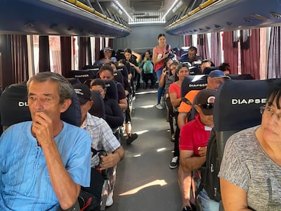 Los buses de las Fuerzas Armadas ya recorren las calles este domingo, ante el paro del sector transportista.