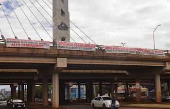Desconocidos instalaron pasacalles de repudio a las diputadas oficialistas en Ciudad del Este.