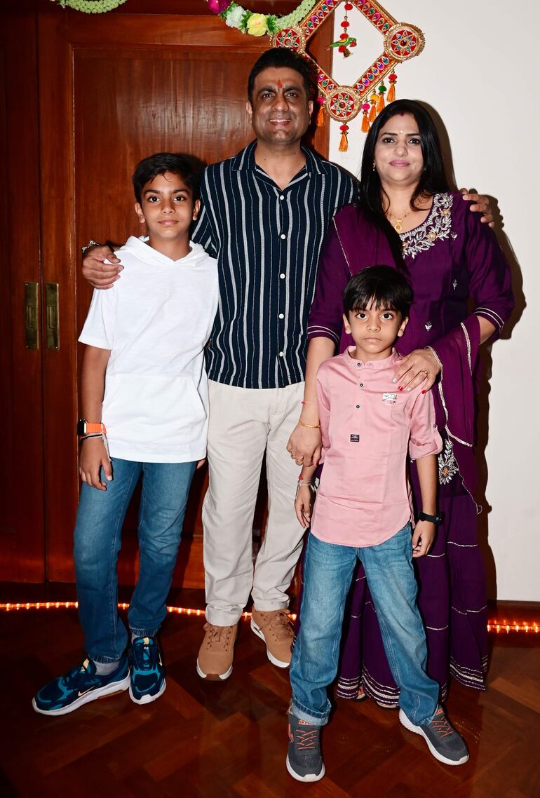 Amit Chaudhari, Jagruti Chaudhari junto a los niños Shrey y Shivaay. 
