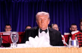 El presidente Donald Trump participa en la cena de la Asociación de Corresponsales de la Casa Blanca en Washington.