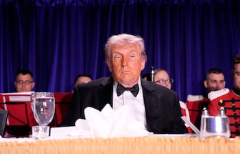El presidente Donald Trump participa en la cena de la Asociación de Corresponsales de la Casa Blanca en Washington.