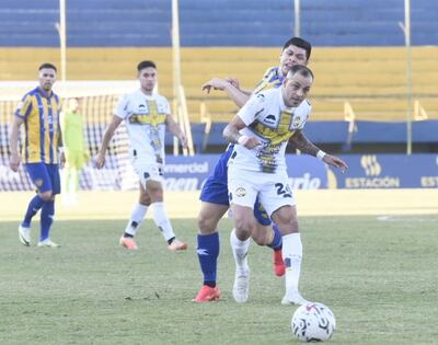 Luis de la Cruz se escapa de la marca de Rodrigo Rojas