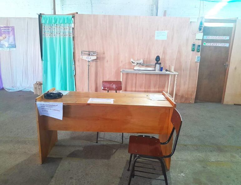 Hace un año que en el salón municipal se improvisan consultorios divididos con telas.