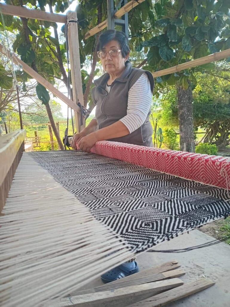 Mirtha Orihuela, una de las artesanas de Espartilla, reactivó la producción utilizando la técnica de cuatro lisos.