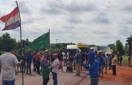Cierre de la ruta PY07 por familias afiliadas a la Federación Nacional Campesina (FNC).
