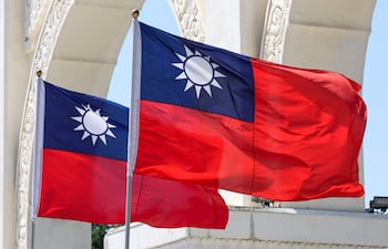 Banderas de Taiwán ondean al viento en Taipéi, Taiwán.