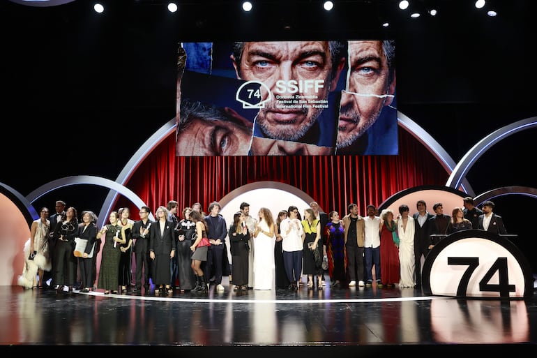 Fotografía grupal de los premiados este sábado en de la gala de clausura de la 74 edición del Festival de Cine de San Sebastián.