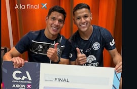 Iván Villalba y Alex Arce, futbolistas paraguayos del Independiente Rivadavia de Mendoza, que define el título de la Copa Argentina con Argentinos Juniors.