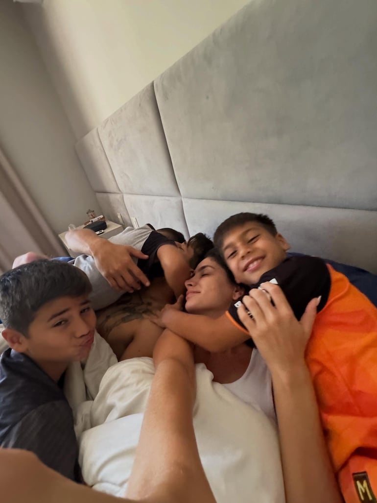 Iván Torres recibiendo mimos de sus hijos Elías, Emmanuel y Piero, y su esposa Stephi Ríos. (Instagram/Stephanie Ríos)