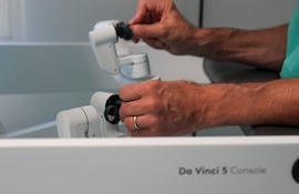 Esta fotografía, tomada el 3 de julio de 2026, muestra al cirujano Sasha Stamenkovic, director de cirugía robótica, investigación y formación, operando el nuevo sistema quirúrgico asistido por robot Da Vinci 5 durante una intervención por cáncer de pulmón en el Hospital St Bartholomew, en Londres.