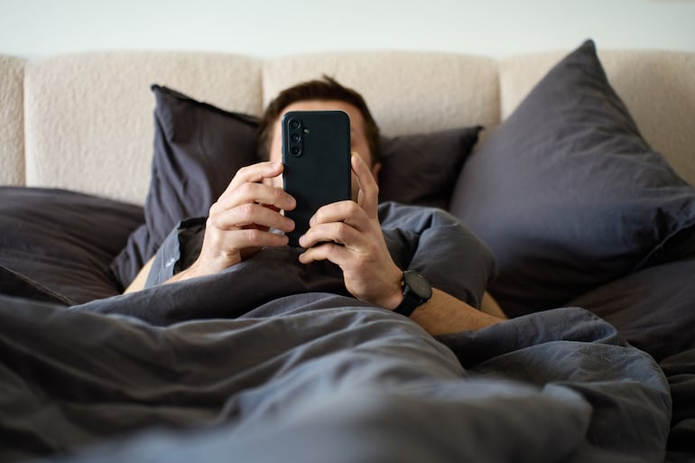 Concepto de scrolling, smartphone, redes sociales.