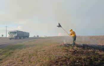 Bomberos buscan controlar el incendio.