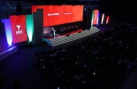 AME3375. LUQUE (PARAGUAY), 12/03/2026.- El presidente del Banco Interamericano de Desarrollo, Ilan Goldfajn, habla durante un evento de apertura este jueves, en Luque (Paraguay). El sector corporativo fue gran protagonista en el segundo día de las reuniones anuales del Grupo Banco Interamericano de Desarollo (BID) en Paraguay, con el anuncio de la conclusión del proceso de capitalización de 3.500 millones de dólares de BID Invest, su brazo enfocado al segmento privado, y la celebración de la primera de las dos sesiones del foro empresarial que se ha programado. EFE/ Juan Pablo Pino