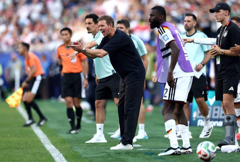 Julian Nagelsmann, director técnico de Alemania, reacciona durante el partido de los dieciseisavos de final de la Copa Mundial de la FIFA 2026 entre Alemania y Paraguay en el Estadio de Boston.