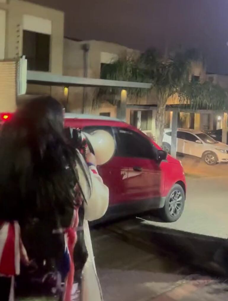 “¡Te vendiste!” Así escracharon a Zenaida Delgado frente a barrio cerrado donde vive