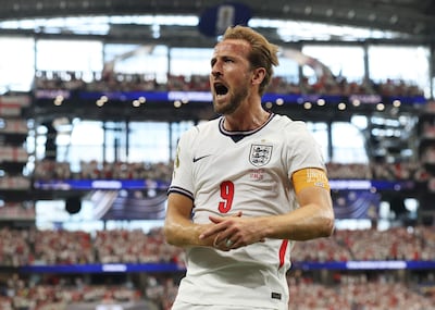 Harry Kane de Inglaterra celebra la anotación del segundo gol de su equipo durante el partido del Grupo L de la Copa Mundial de la FIFA 2026 entre Inglaterra y Croacia en el Dallas Stadium, en Arlington, Texas.