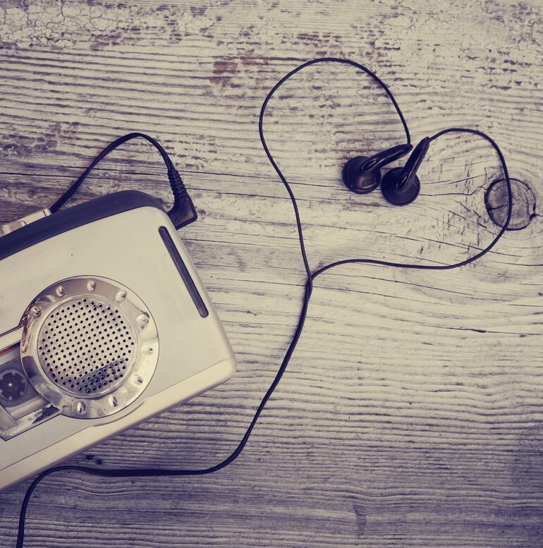 El walkman no solo cambió la forma en que se consumía la música; también influyó en la industria musical, los comportamientos sociales y la tecnología de consumo.