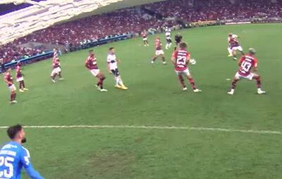 Momento en que el balón pega en el brazo derecho de David Luiz durante el partido Flamengo y Olimpia por los octavos de final de la Copa Libertadores en el estadio Maracaná de Río de Janeiro, Brasil.