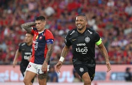 Richard Ortiz, futbolista de Olimpia, celebra un gol en el partido frente a Cerro Porteño por la fecha 6 del torneo Apertura 2026 de la Primera División de Paraguay en el estadio La Nueva Olla, en Asunción, Paraguay.