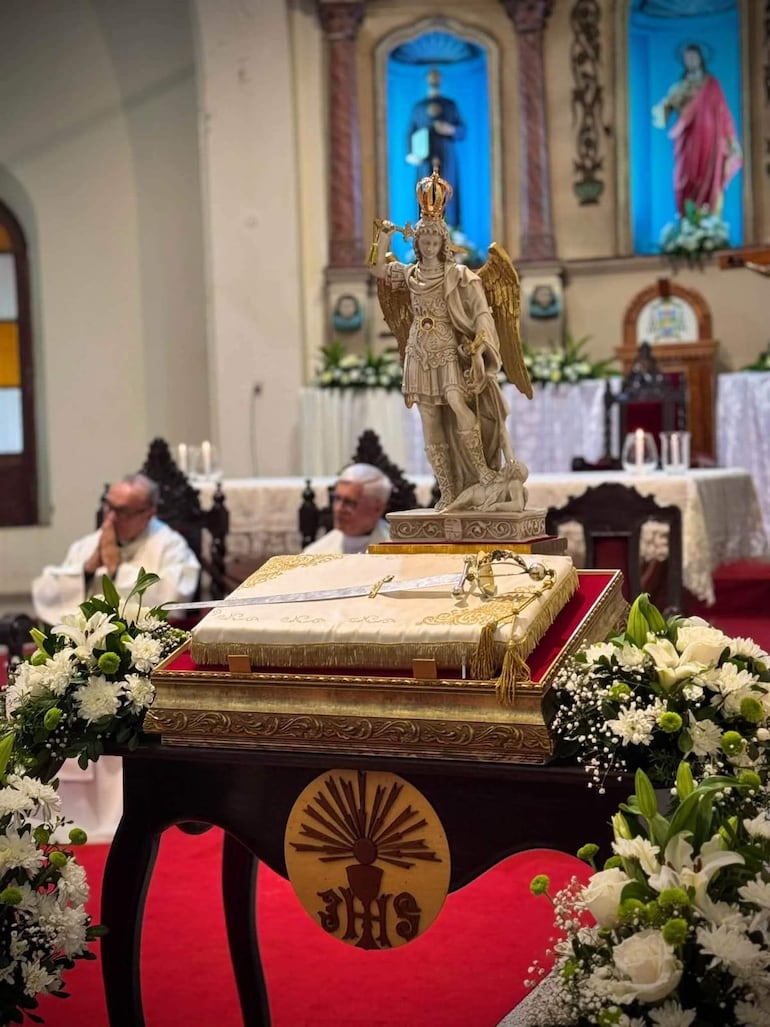 Multitudinaria participación en jornada religiosa por la visita de la Espada de San Miguel en Villarrica.