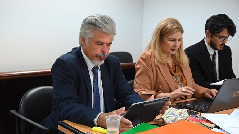 Arnaldo Giuzzio y su abogada, la exfiscala Gilvi Quiñónez, en un receso del juicio.