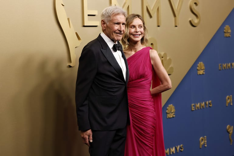 ¡Siempre enamorados! Harrison Ford y Calista Flockhart en la alfombra azul de la 78.ª ceremonia anual de los premios Emmy, celebrada en el Peacock Theater de Los Ángeles, California, EE. UU. (EFE/EPA/JILL CONNELLY)
