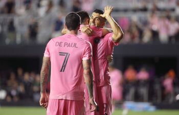 Rodrigo De Paul, Tadeo Allende y Luis Suárez del Inter Miami CF celebran el tercer gol de su equipo durante el partido de la primera fase de la Leagues Cup entre el Inter Miami CF y los Pumas de la UNAM en el Chase Stadium, en Fort Lauderdale, Florida.