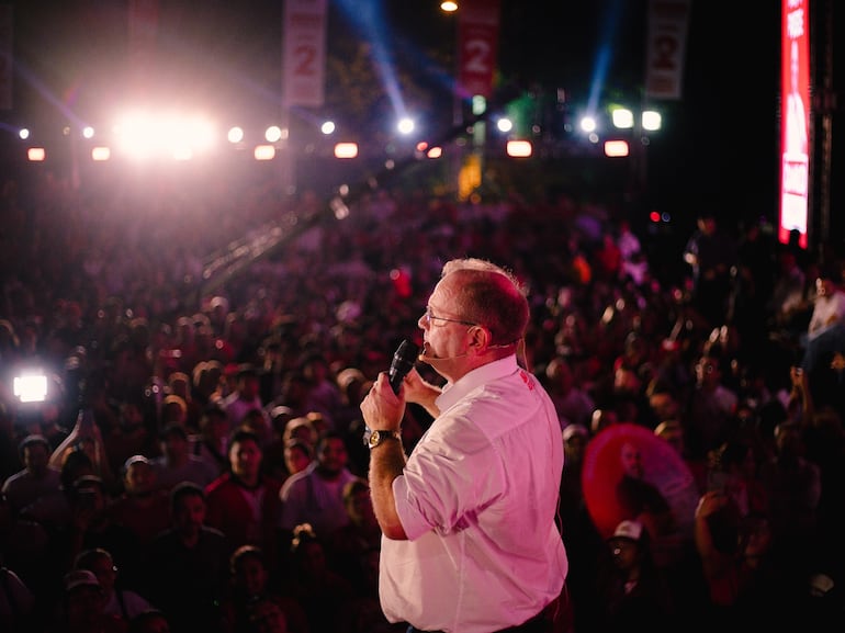 Camilo Pérez en el lanzamiento de su campaña por Honor Colorado, la noche del jueves último.