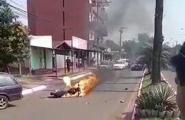 El motociclista terminó herido tras chocar contra un automóvil.