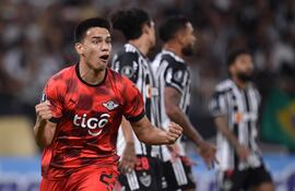 Diego Gómez de Libertad celebra un gol en un partido de la fase de grupos de la Copa Libertadores entre Atlético Mineiro y Libertad en el estadio Mineirão, en Belo Horizonte (Brasil).