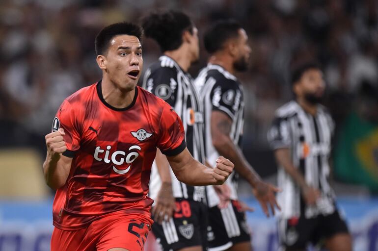 Diego Gómez, jugador de Libertad, celebra un gol en el partido contra Atlético Mineiro por la Copa Libertadores en el estadio Mineirão, en Belo Horizonte, Brasil.
