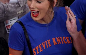 Taylor Swift apoyando con todo a los New York Knicks en el Madison Square Garden. (Dustin Satloff/Getty Images/AFP)